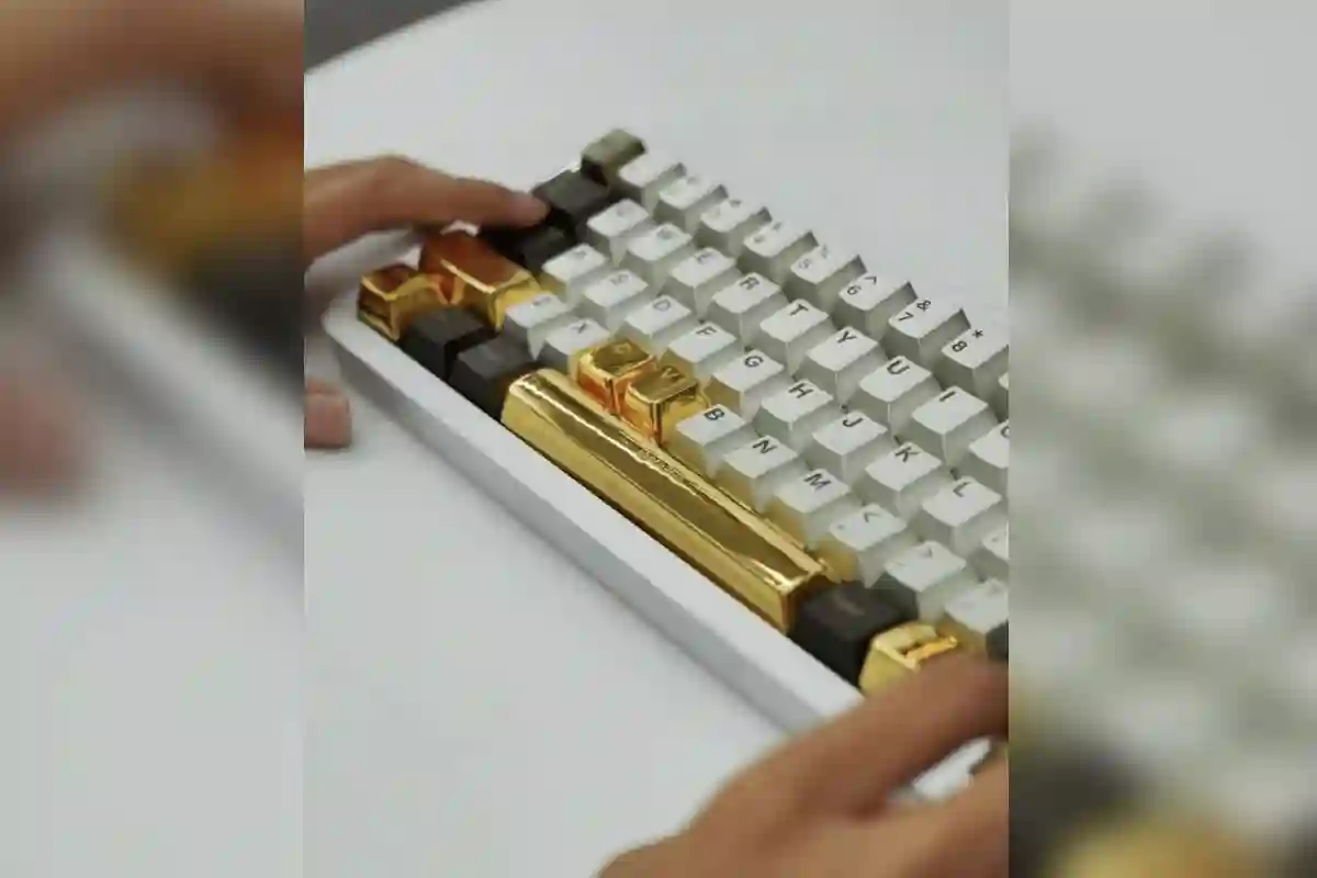 کمپنی کا ملازمین کو سونے سے بنے کی بورڈ بٹنوں کا تحفہ