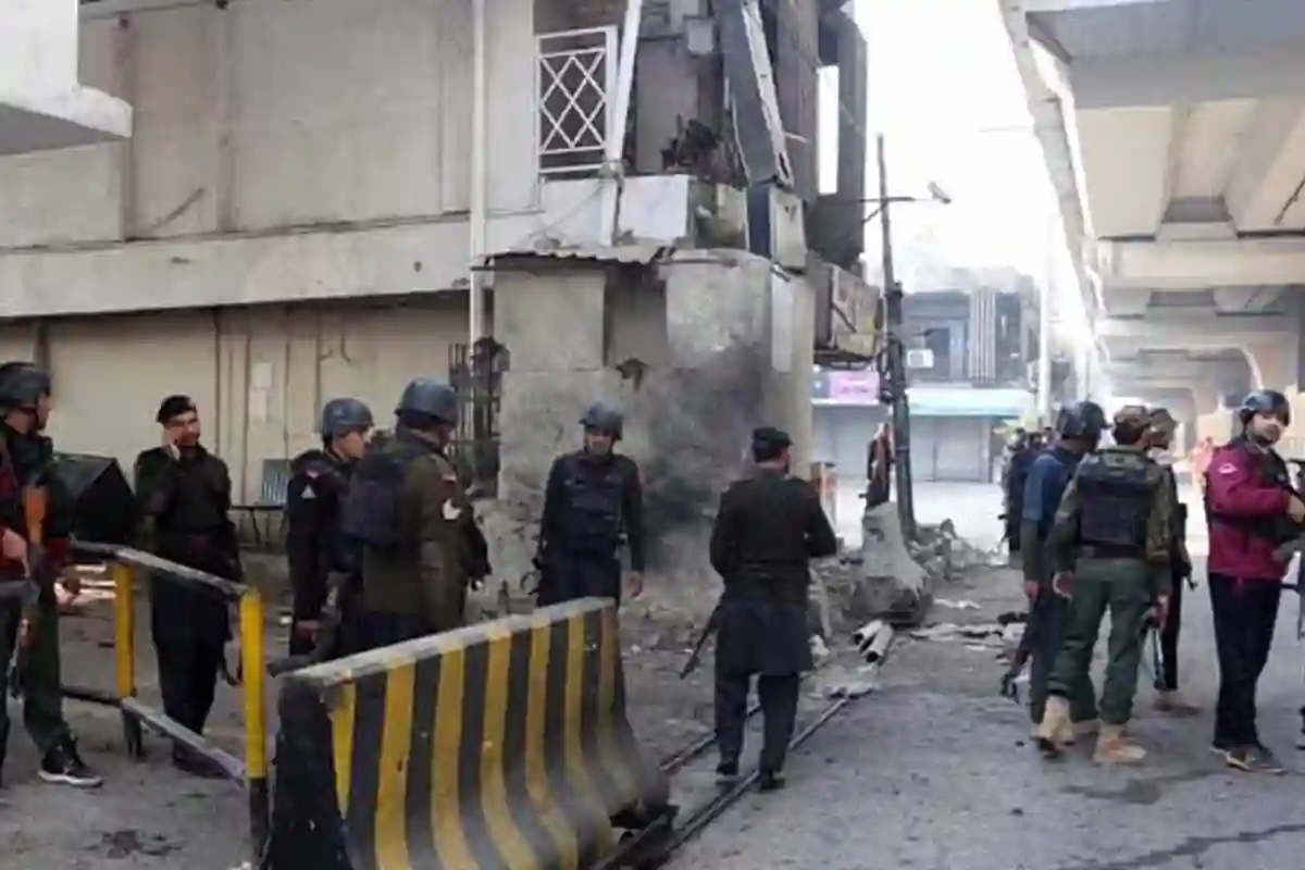 پشاور: ایف سی ہیڈ کوارٹر پر حملہ، 3 دہشتگرد ہلاک، 3 ایف سی اہلکار شہید