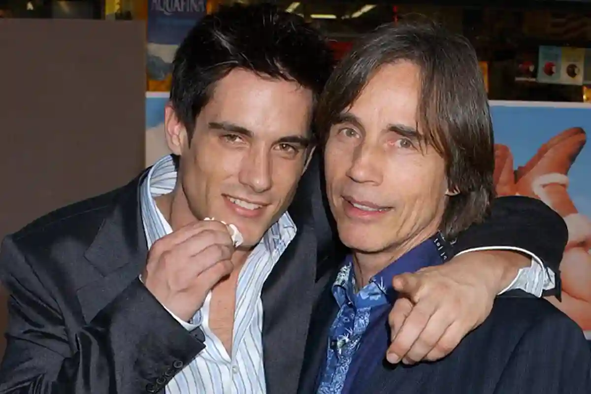 لیجنڈری اداکار 52 برس کی عمر میں چل بسے