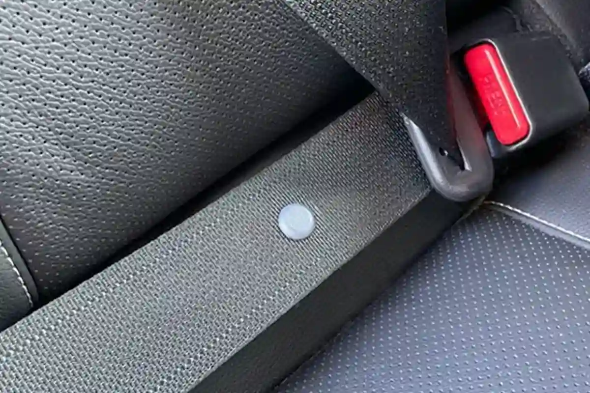سیٹ بیلٹ میں موجود یہ چھوٹا بٹن کس کام آتا ہے؟