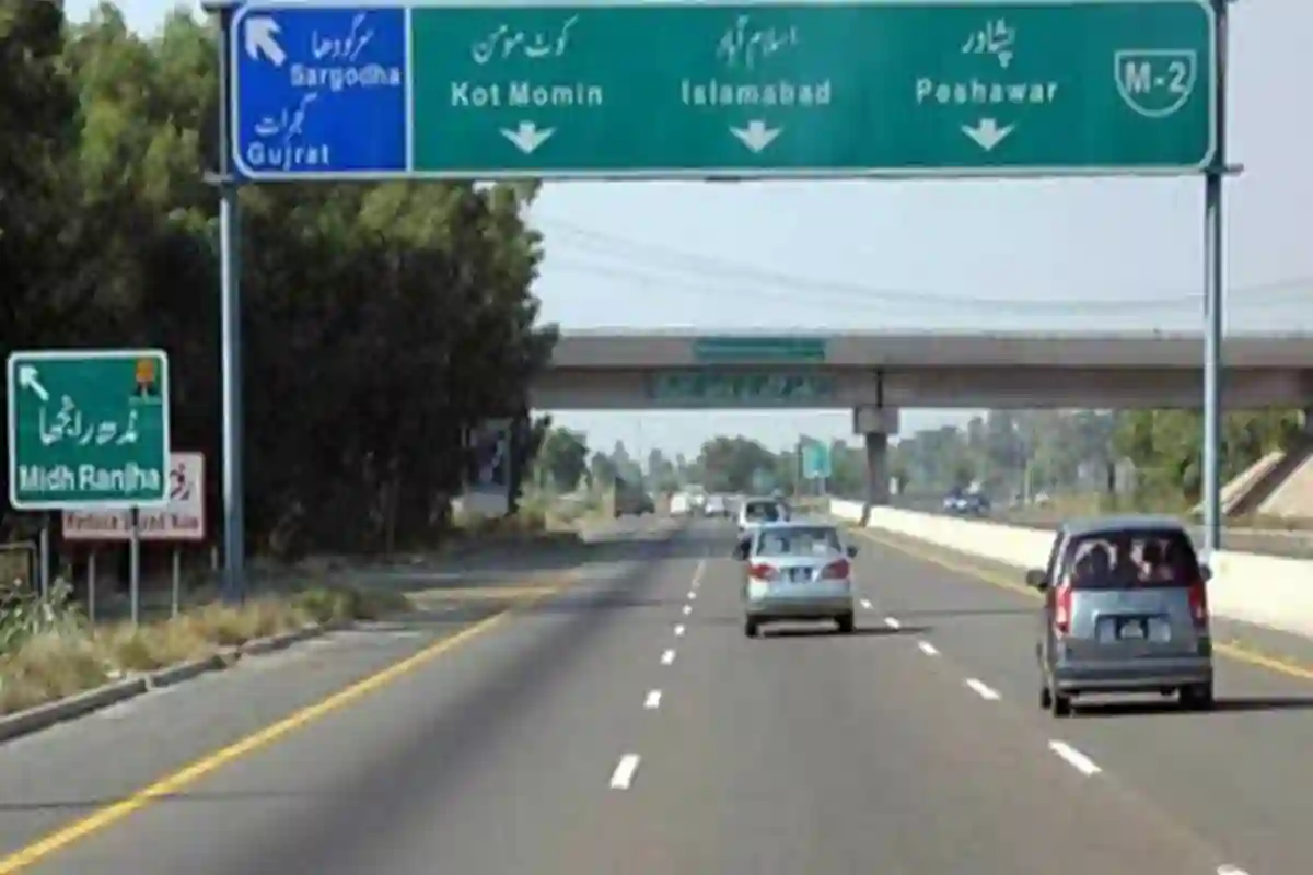 ہائی ویز پر ٹریفک سائن نیلے یا سبز رنگوں کے ہی کیوں ہوتے ہیں؟ وجہ جانیے