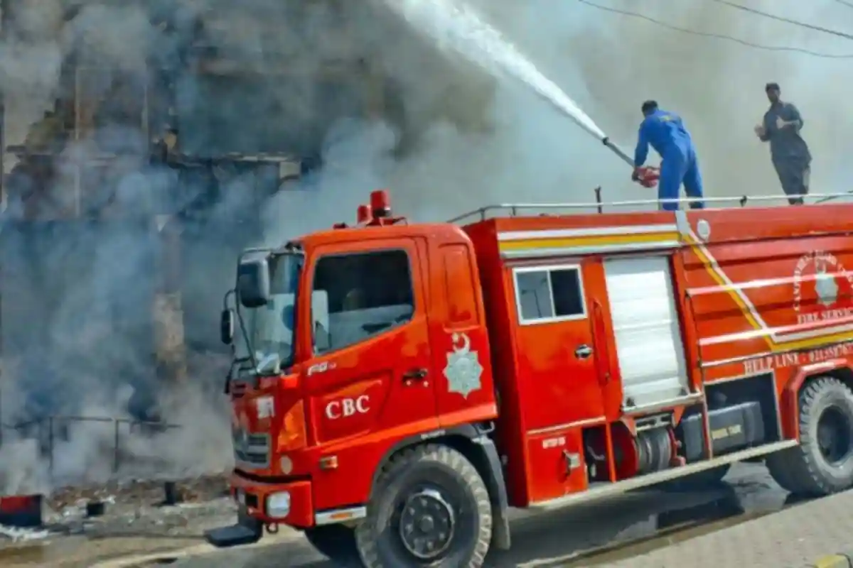 گلستان جوہر میں خوفناک آگ لگنے سے درجنوں جھونپڑیاں اور موٹرسائیکلیں راکھ کا ڈھیر بن گئیں