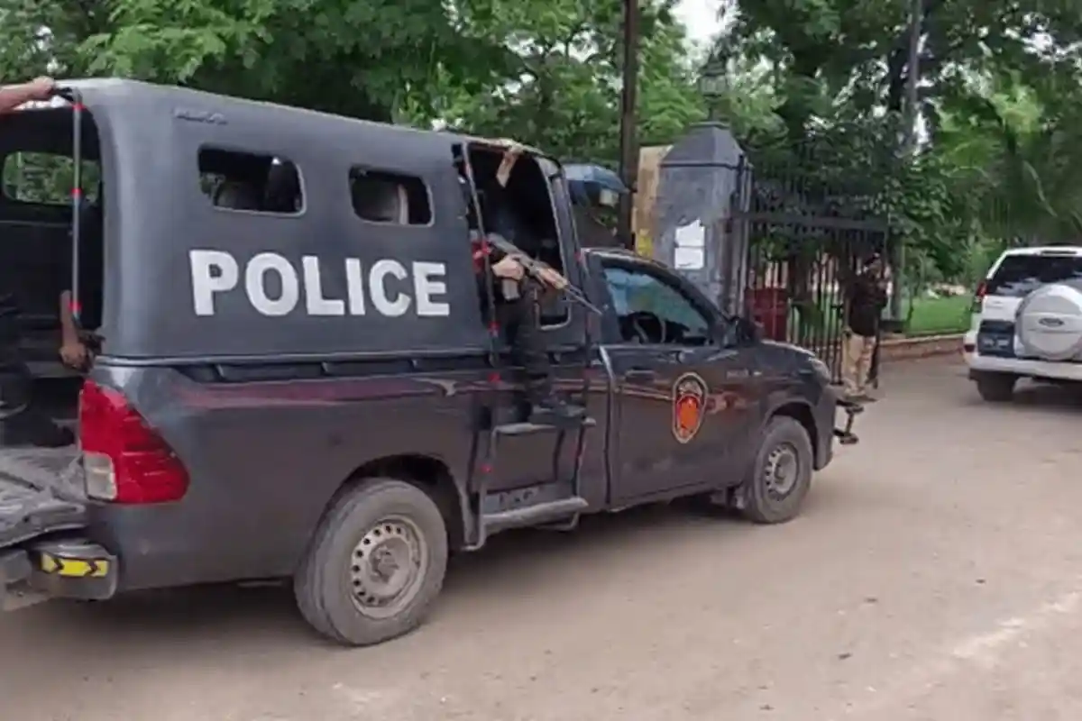 غیر قانونی افغانیوں کے خلاف کارروائی کے دوران مشتعل افراد کی جانب سے پولیس پر فائرنگ