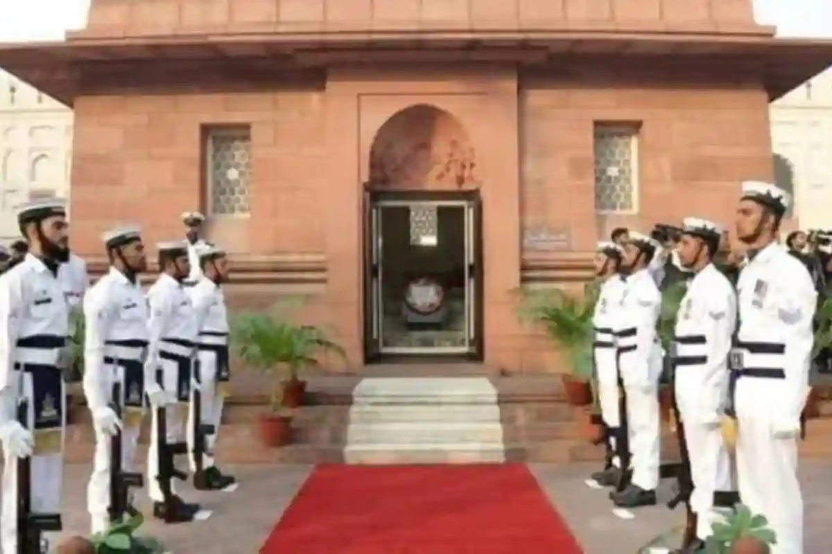 علامہ اقبال کے 148ویں یومِ ولادت پر مزار اقبال پر گارڈز کی تبدیلی کی پروقار تقریب