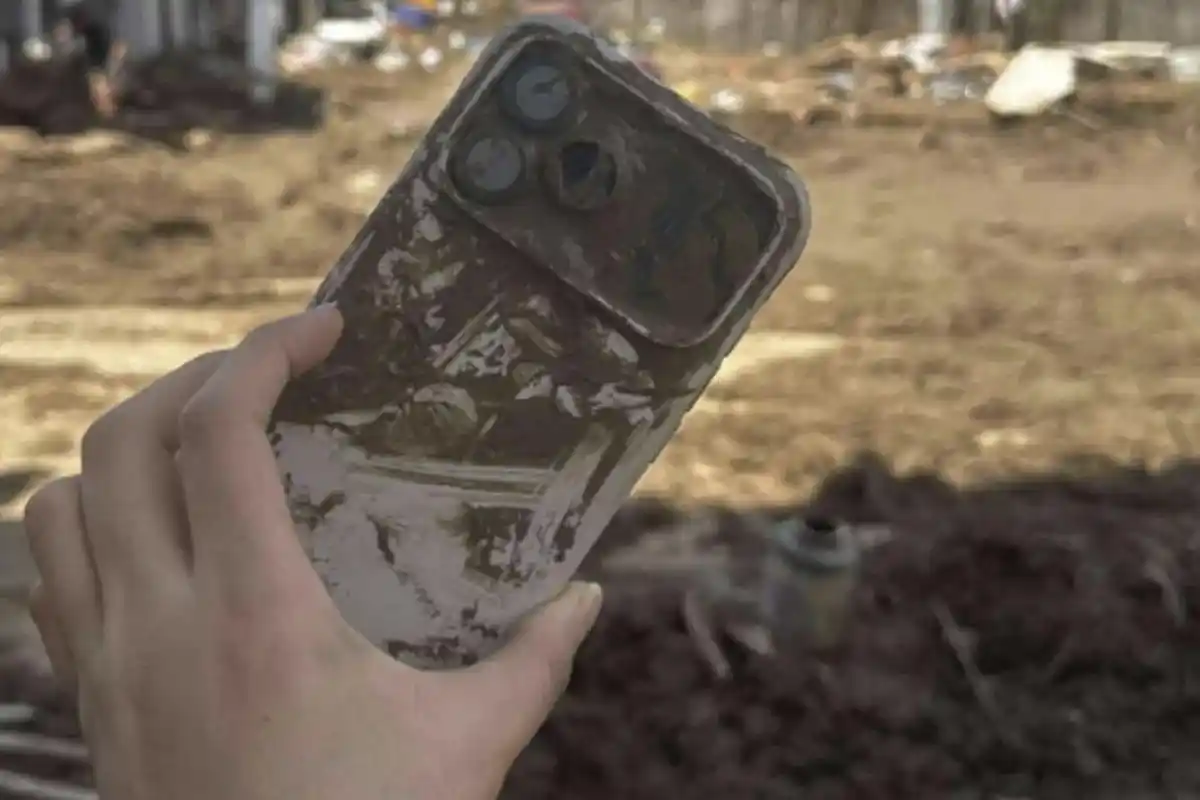 کیچڑ میں دبا آئی فون 3 روز بعد بھی ٹھیک نکلا