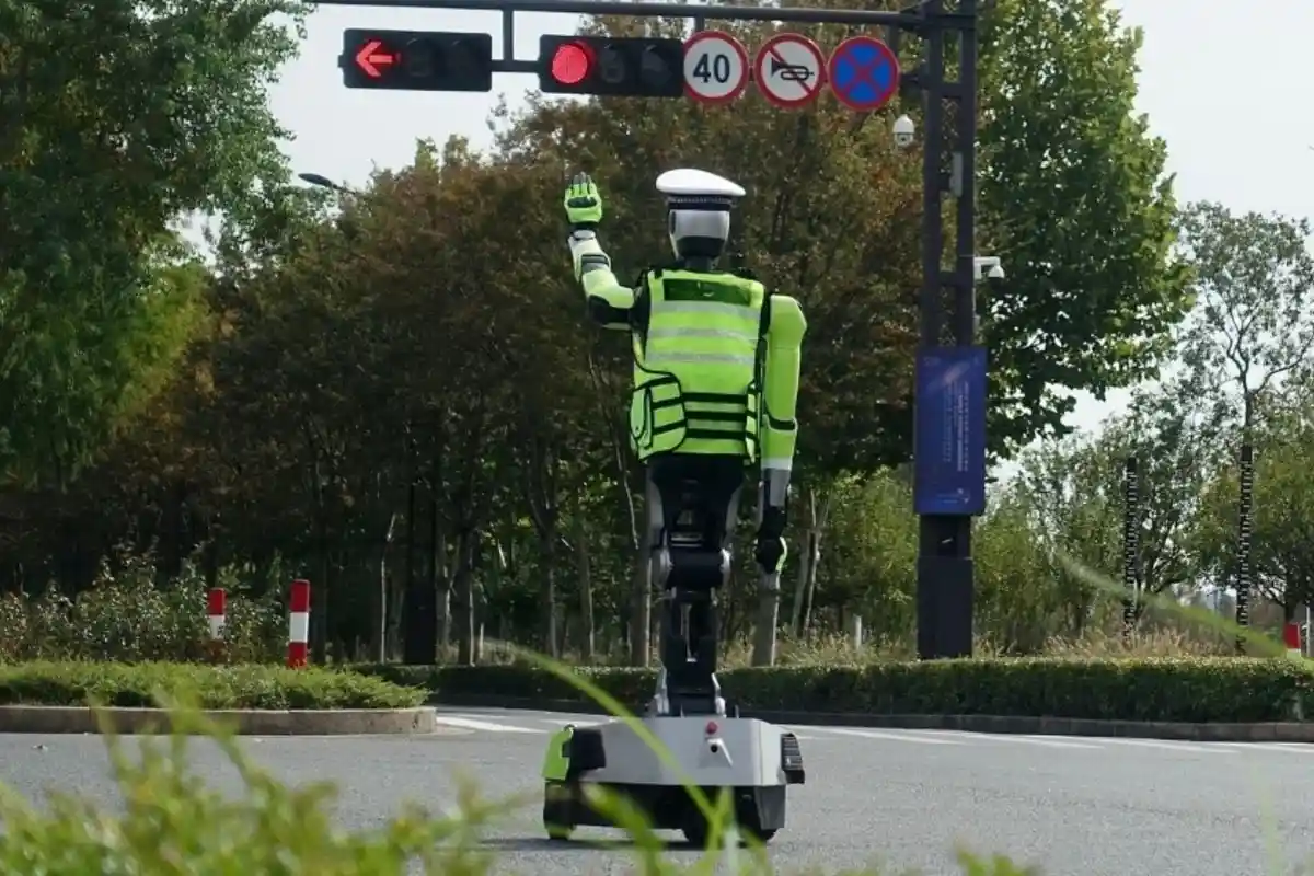 کراچی کی سڑکوں پر روبوٹس! چالان دینے والا نیا طریقہ کب شروع ہوگا؟