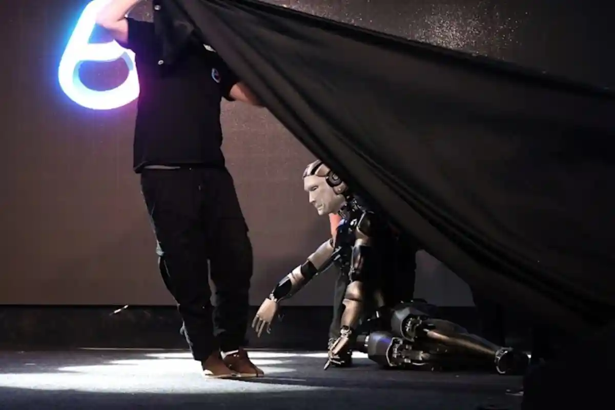 روس کا پہلا روبوٹ افتتاحی تقریب میں ہی اسٹیج پر جا گرا، ویڈیو سوشل میڈیا پر وائرل