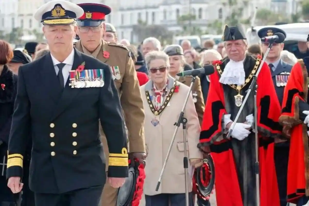برطانیہ: نامعلوم شخص کی جعلی نیوی ایڈمرل بن کر جنگ عظیم کے فوجیوں کی یادگار تقریب میں شرکت