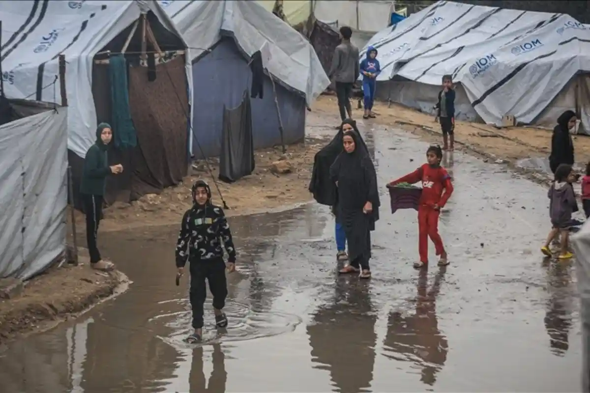 غزہ میں موسمِ سرما کی پہلی بارش؛ تباہ شدہ علاقے پانی میں ڈوب گئے