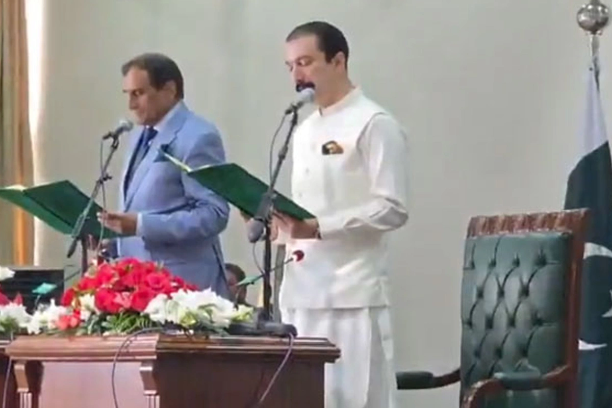 آزاد کشمیر کے نومنتخب وزیراعظم فیصل راٹھور نے حلف اٹھا لیا