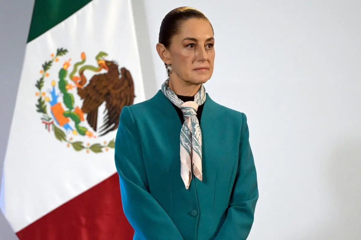 میکسیکو کی صدر کلاڈیا شین بام ہراسانی کا شکار، مجمعے میں موجود شخص کی بوسہ لینے کی کوشش