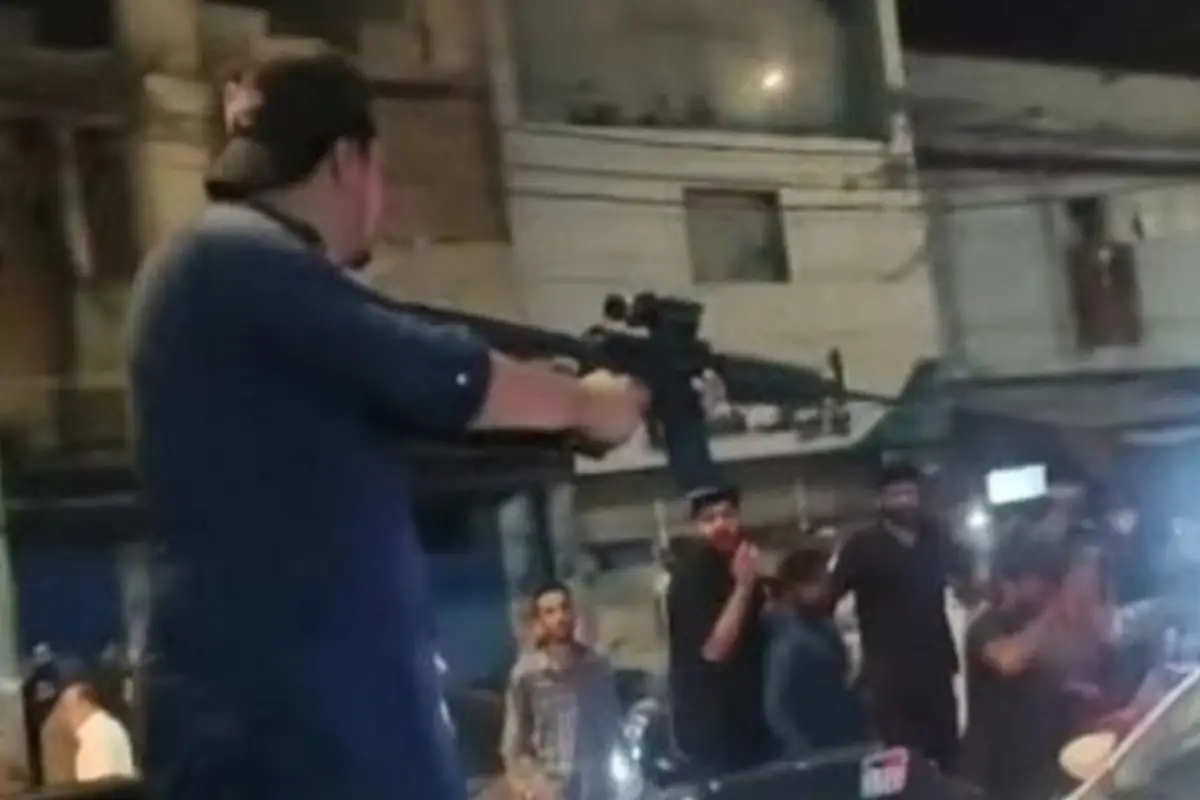 کراچی میں ڈمپر حادثے پر احتجاج کرنے والے شہریوں پر فائرنگ کرنے والے گارڈ کو گرفتار کرلیا گیا