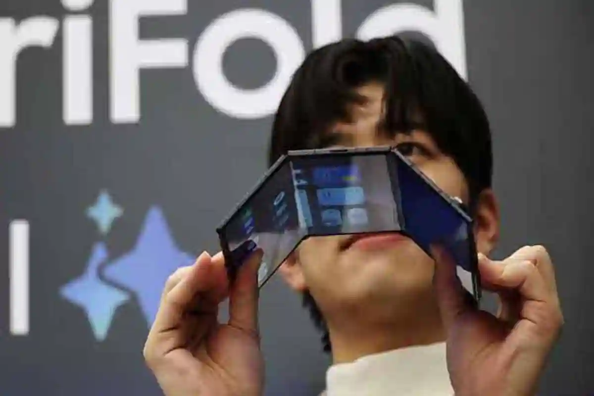 سام سنگ کا پہلا ملٹی فولڈنگ اسمارٹ فون متعارف؛ قیمت جان کر آپ دنگ رہ جائیں گے