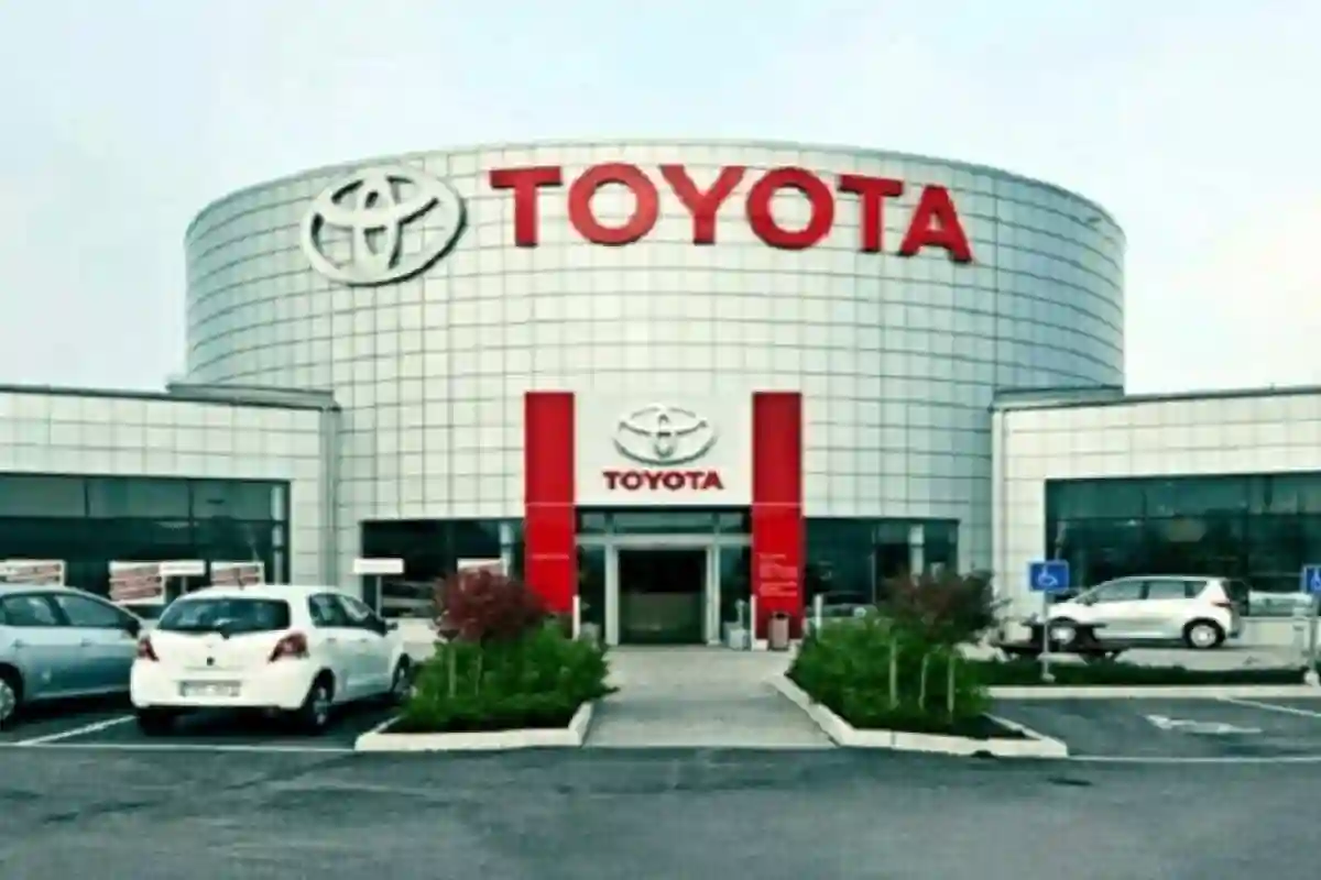 پاکستانیوں کیلئے بڑی خوشخبری، ٹویوٹا کا اپنی مشہور گاڑی کی قیمت میں تاریخی کمی کا اعلان