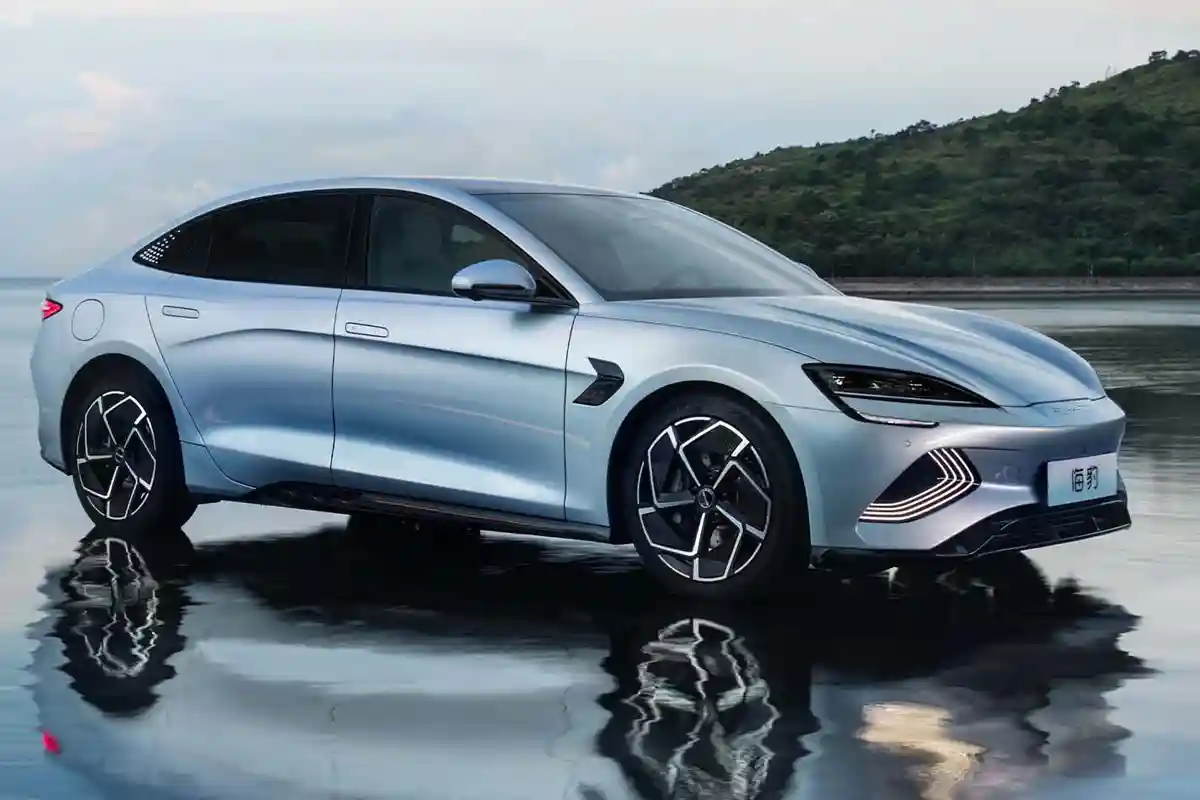 گاڑیوں کے شوقین پاکستانیوں کیلئے خوشخبری؛ معروف کمپنی نے بڑی آفر لگا دی