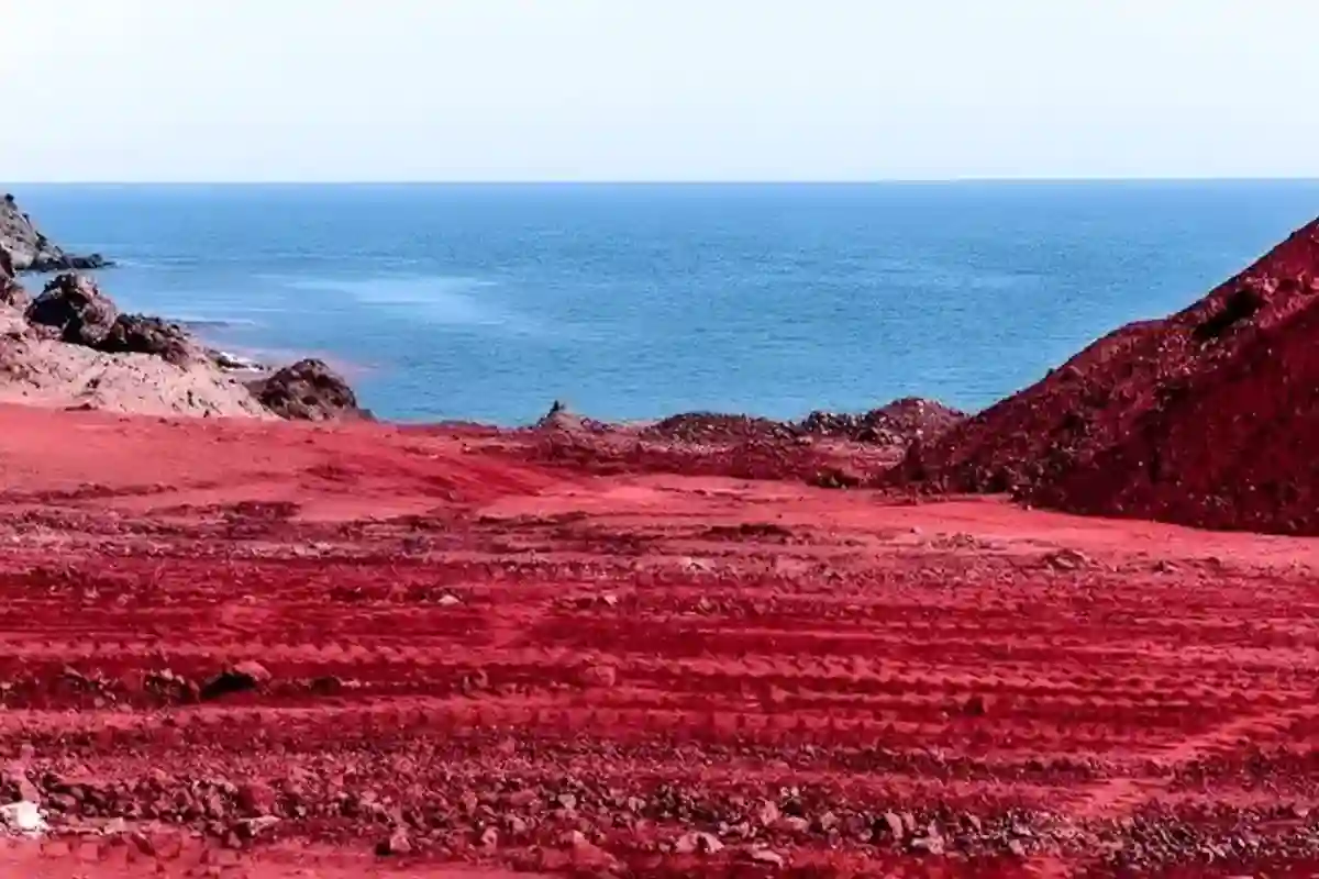 ایران میں بارشوں کے بعد جزیرہ ہرمز کی ساحلی زمین سرخ رنگ میں تبدیل کیوں ہوگئی؟ وائرل ویڈیو دیکھیں