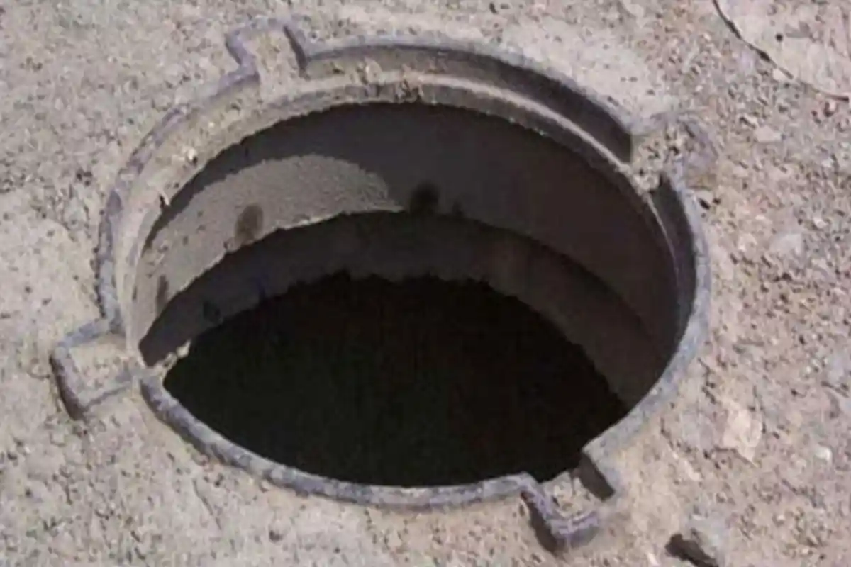 کراچی: گلشن اقبال میں کمسن بچہ کھلے مین ہول میں گِر کر لاپتہ، کئی گھنٹوں سے تلاش جاری