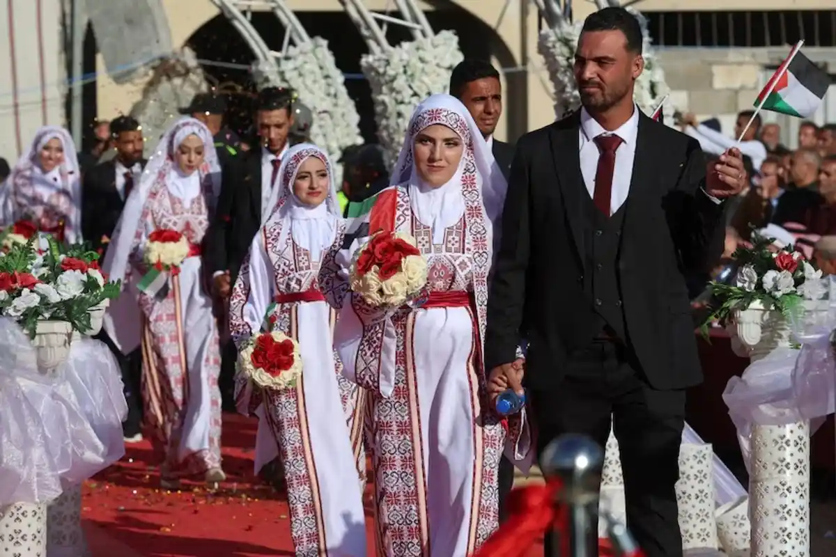 جنگ زدہ غزہ میں خوشیوں کا جشن: 54 جوڑوں کی اجتماعی شادی؛ تقریب میں 21 ہزار سے زائد افراد کی شرکت