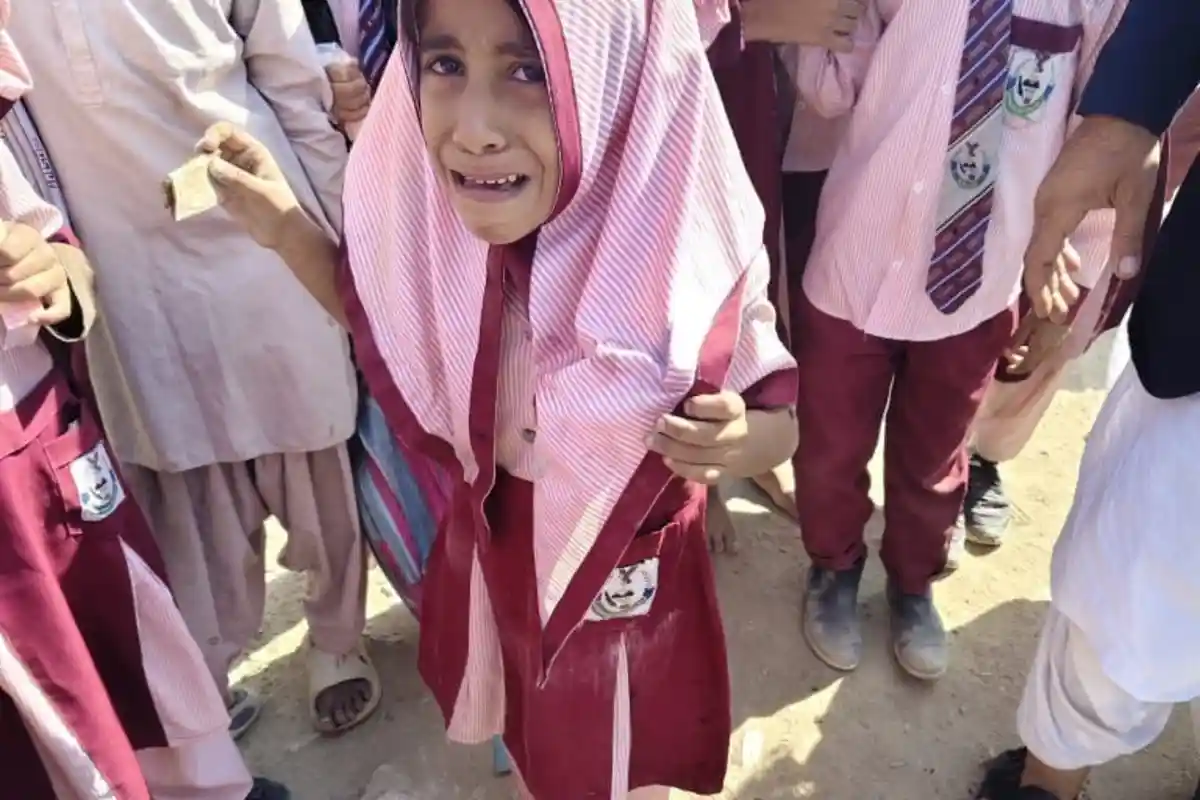 کراچی میں کھلے مین ہول میں بچی کے گرنے کا ایک اور واقعہ سامنے آگیا