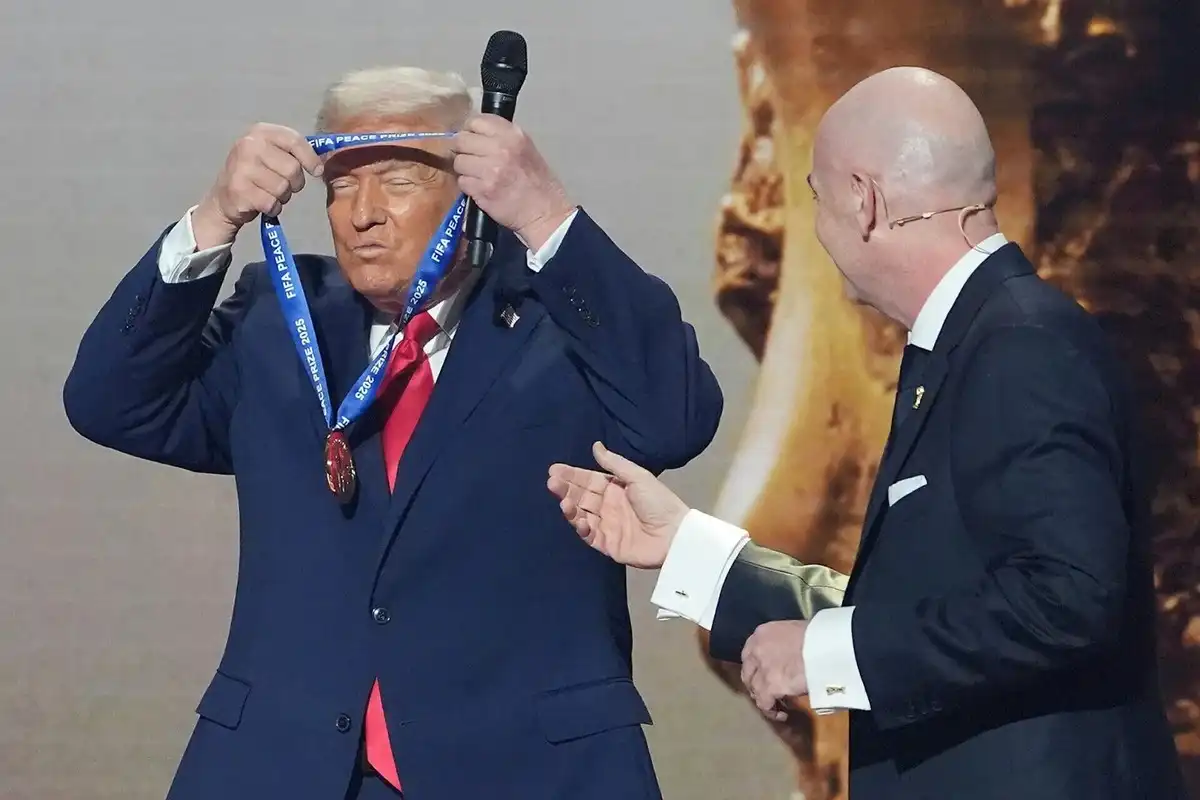 فیفا کی جانب سے ٹرمپ کو امن ایوارڈ دیدیا گیا