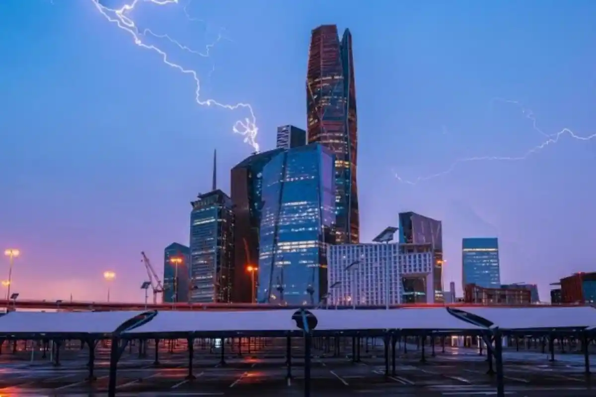 سعودی عرب میں طوفانی بارشوں کا سلسلہ جاری، کئی عمارتوں کی چھتیں گِر گئیں؛ تعلیمی سرگرمیاں بھی معطل