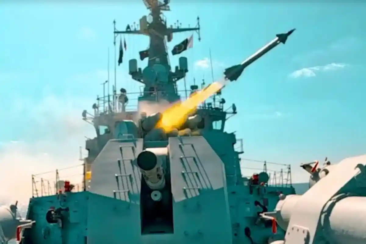 پاکستان نیوی کا زمین سے فضا میں مار کرنے والے میزائل کا کامیاب تجربہ