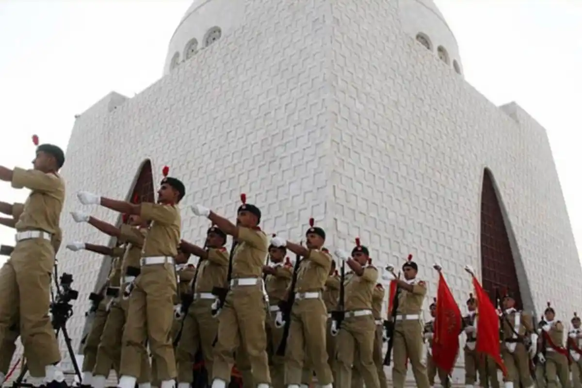 قائداعظم کے یومِ پیدائش پر مزارِ قائد پر گارڈز کی تبدیلی کی پروقار تقریب