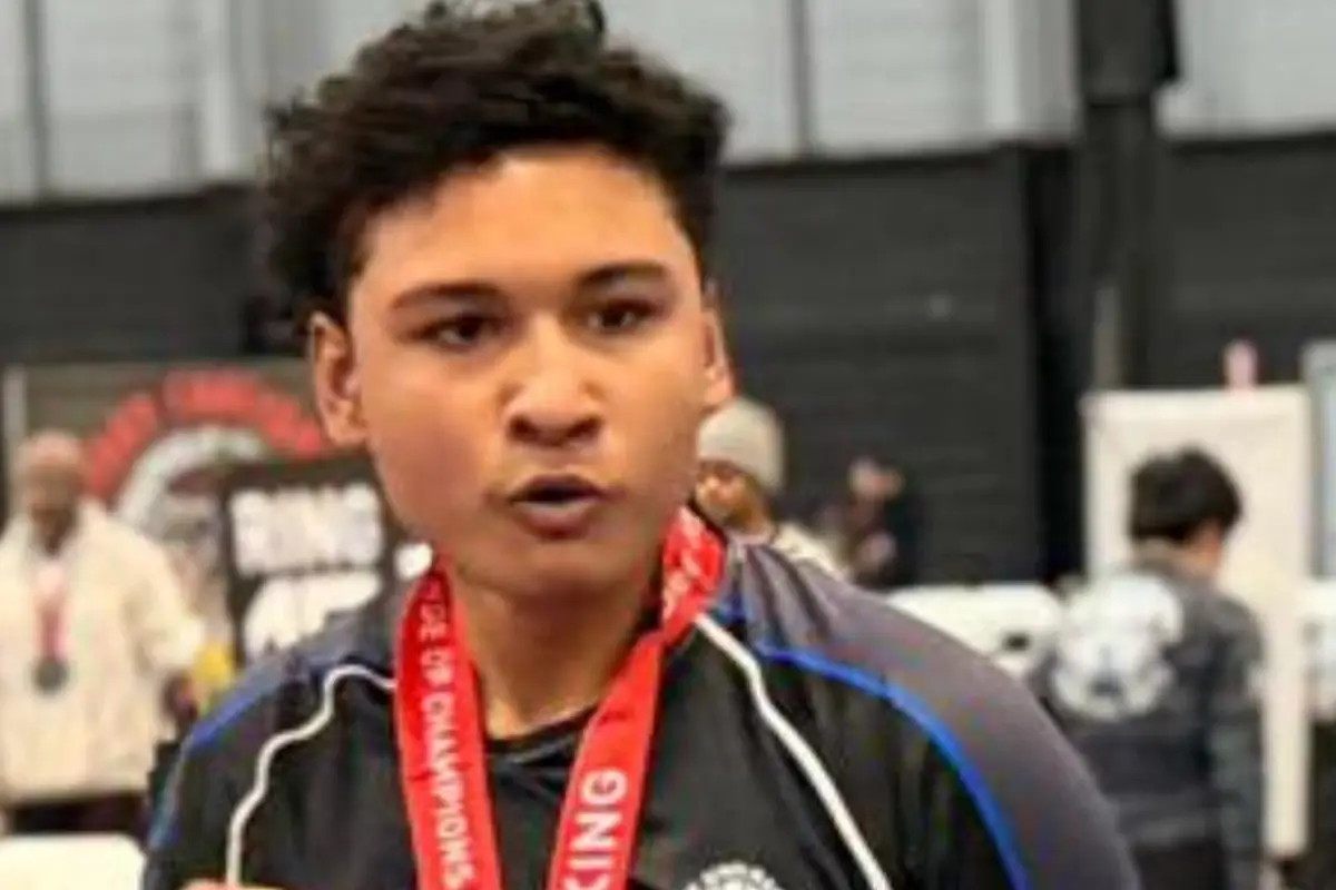 امریکہ میں پاکستانی طالب علم احمد صدیق کا بڑا کارنامہ، کِک باکسنگ میں گولڈ میڈل جیت لیا