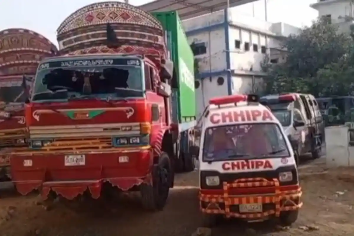 کراچی میں موٹرسائیکل سوار خاتون ٹرالر کی زد میں آ کر جاں بحق