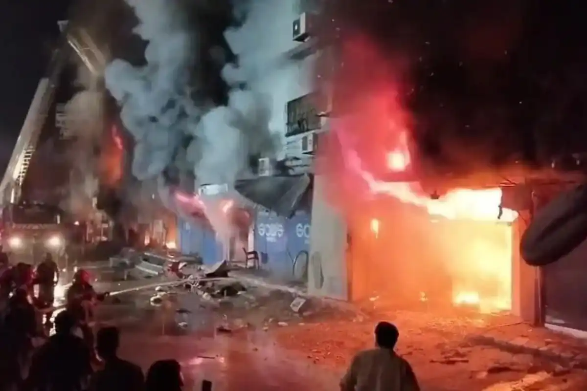 کراچی: گل پلازہ میں لگنے والی آگ پر تاحال قابو نہ پایا جاسکا، 5 افراد جاں بحق؛ اربوں روپے کے نقصان کا بھی خدشہ