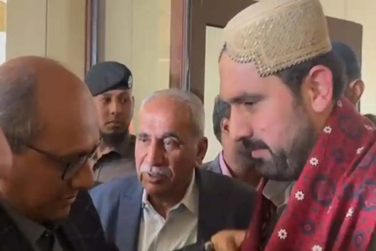 وزیر اعلیٰ کے پی سہیل آفریدی کراچی پہنچ گئے، ائیرپورٹ پر سعید غنی کا استقبال