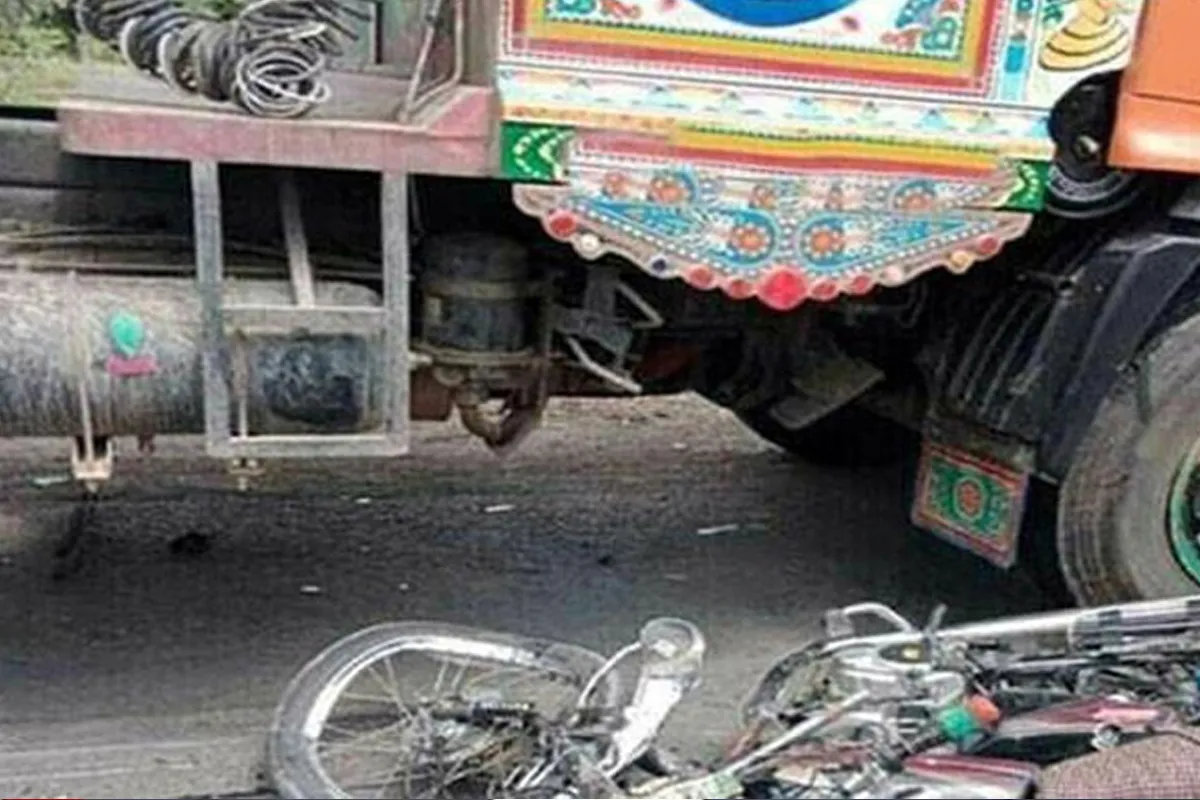 کراچی: ٹریلر کی ٹکر سے موٹر سائیکل سوار 2 افراد جاں بحق، ایک زخمی