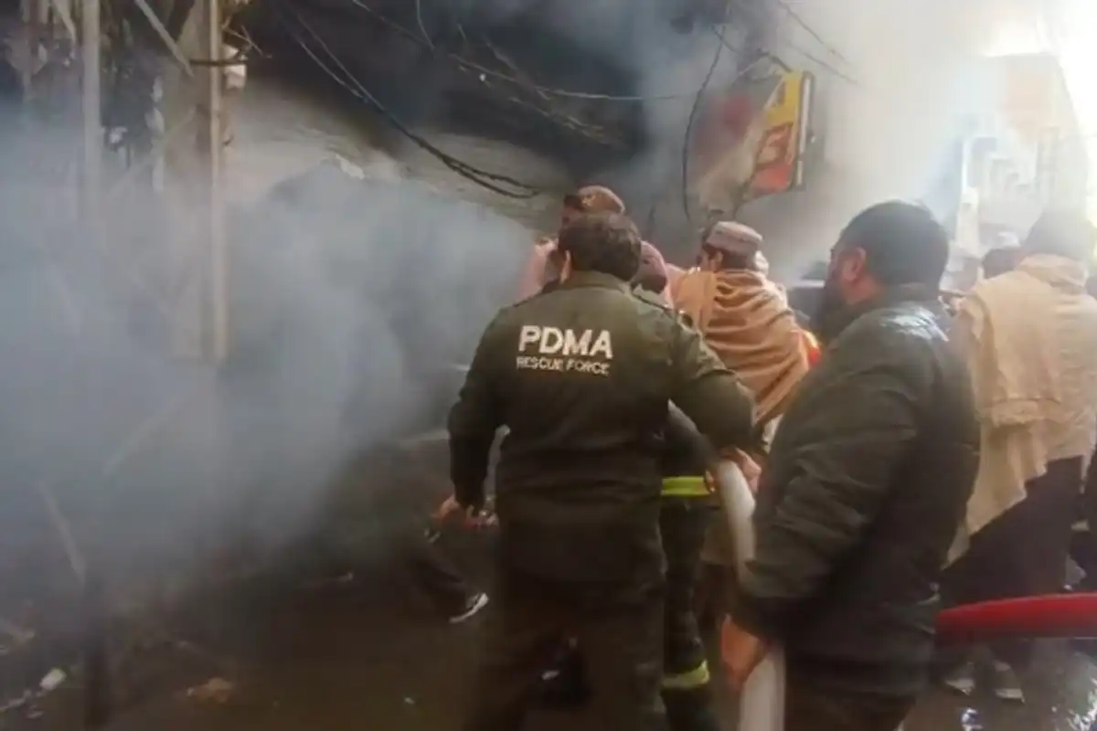 کوئٹہ: پرنس روڈ پلازہ میں آتشزدگی، درجنوں دکانیں جل گئیں؛ 6گھنٹے گزرنے کے باوجود آگ بجھائی نہ جاسکی