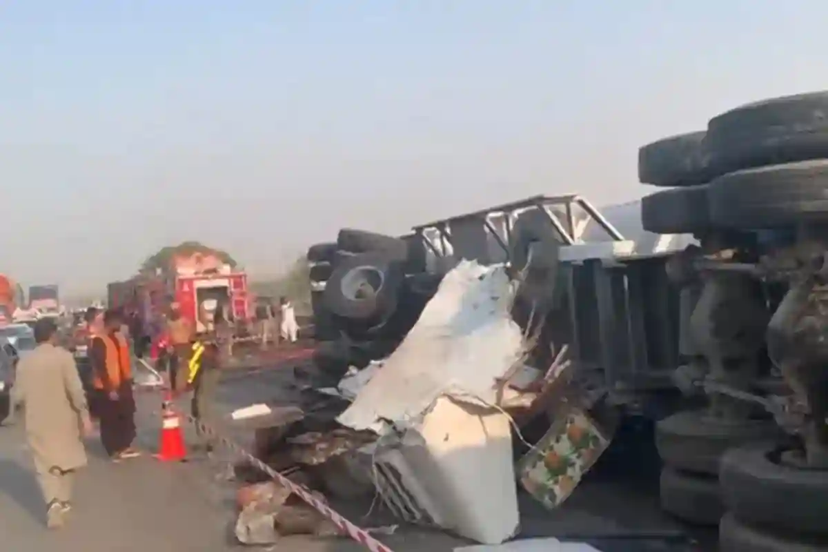 کراچی؛ ایم 9 موٹروے حادثہ، ہلاکتوں کی تعداد 14ہوگئی