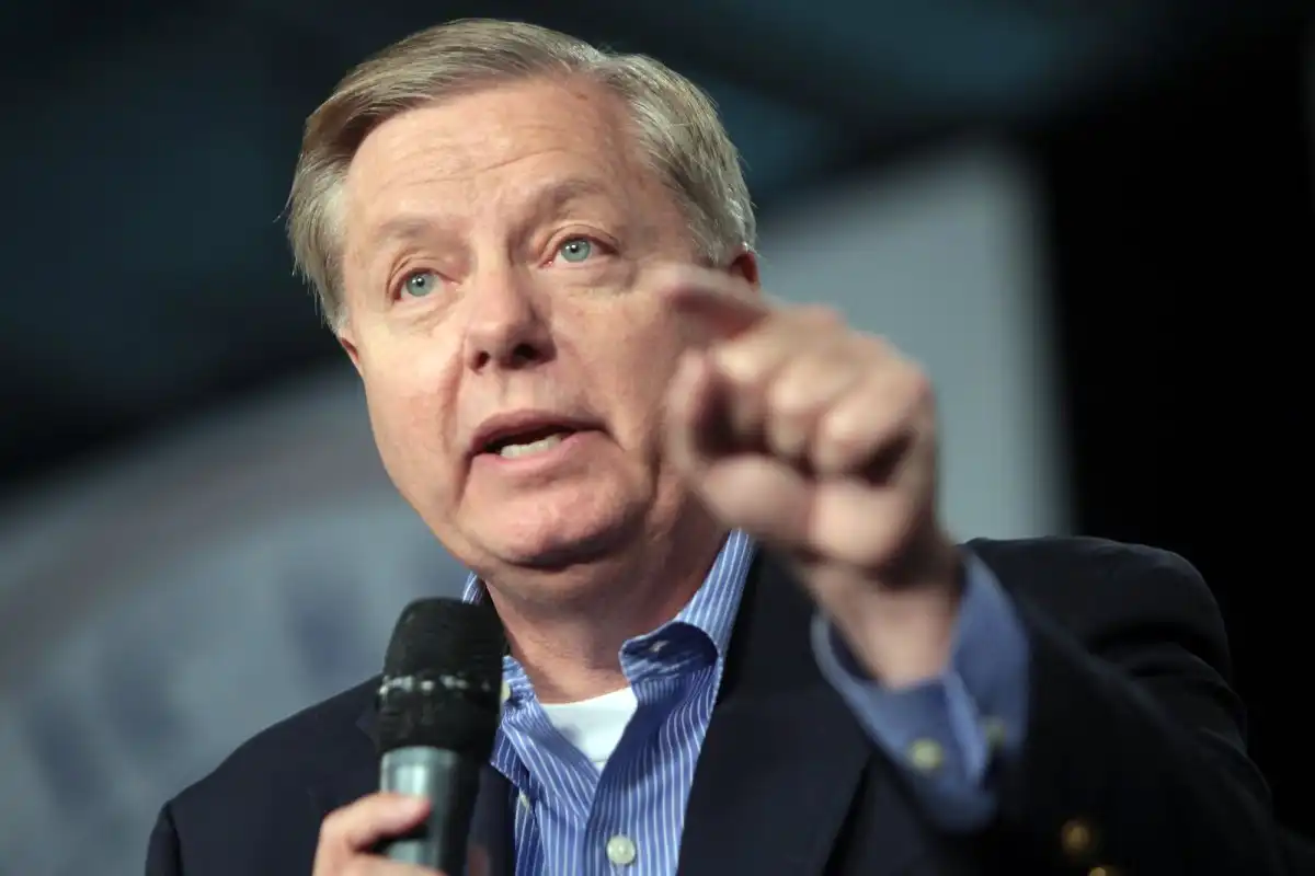 پیچھے ہٹنا غلطی ہوگی، لنزے گراہم کا ٹرمپ سے ایران کے خلاف کارروائی کا مطالبہ