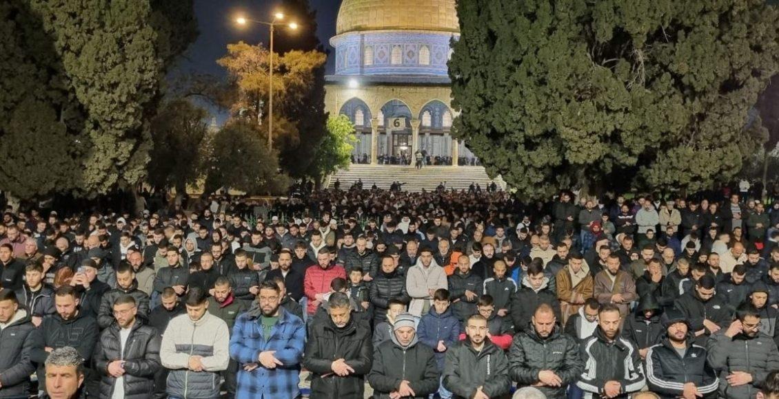 مسجد اقصیٰ میں جمعے کی نماز: پابندیوں کے باوجود لاکھوں نمازیوں کا ہجوم
