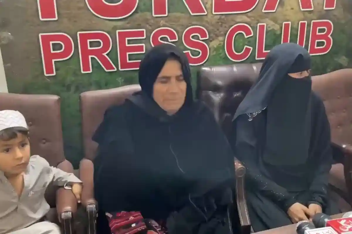 بلیدہ میں نوید ہاشم کے اہلِ خانہ کی پریس کانفرنس، قتل کے الزامات عائد