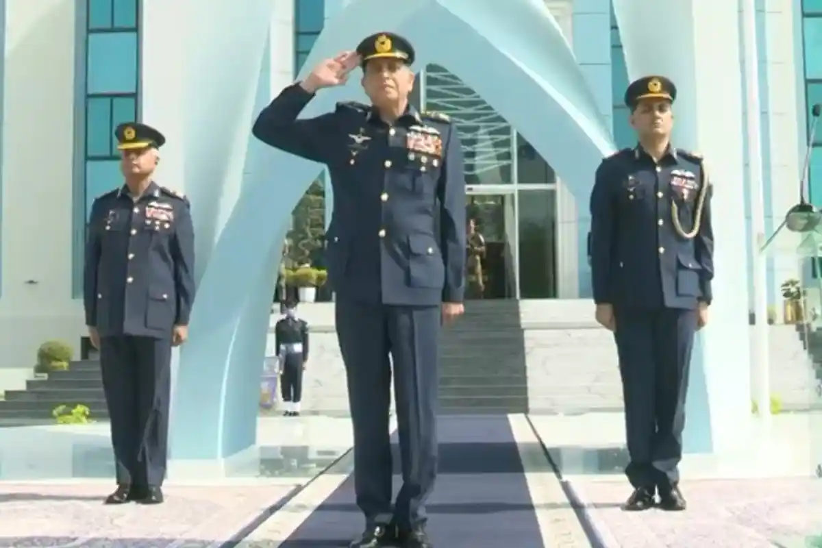 پاکستان ایک ذمہ دار ملک ہے جو عزت کے ساتھ امن کا خواہاں ہے: سربراہ پاک فضائیہ