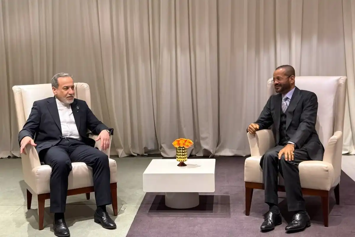 ایرانی وزیر خارجہ مذاکرات کیلئے جنیوا پہنچ گئے، عمانی ہم منصب سے ملاقات