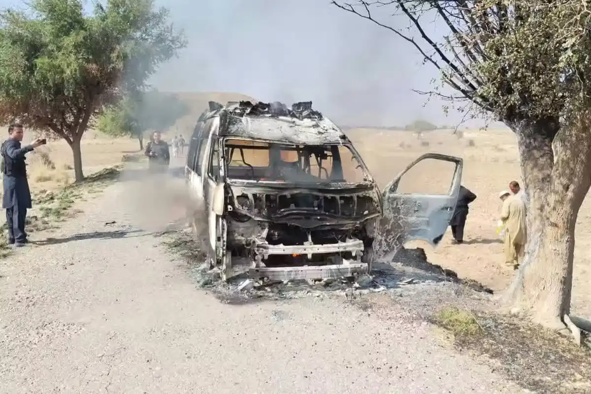 کرک : دہشت گردوں نے ایمبولینس کو آگ لگا کر زخمیوں اہلکاروں کو زندہ جلا ڈالا