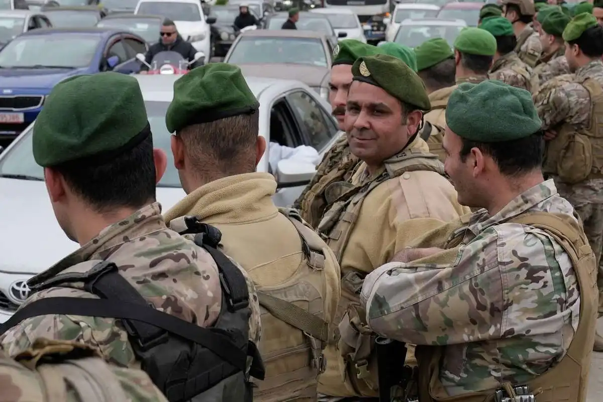 لبنانی وزیر صنعت کا حزب اللہ پر عدم تعاون کا الزام، اسلحہ حوالے کرنے پر زور