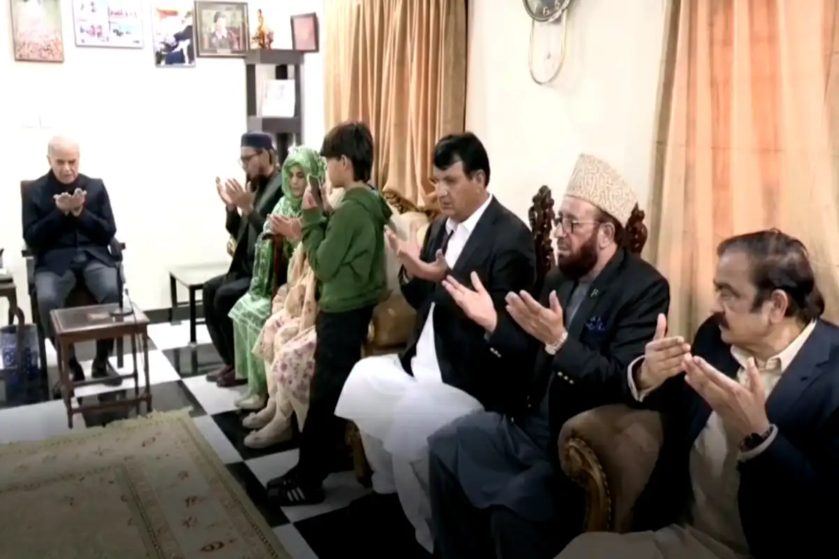 وزیراعظم کی شہید لیفٹیننٹ کرنل گل فراز کے گھر آمد، اہل خانہ سے تعزیت کا اظہار