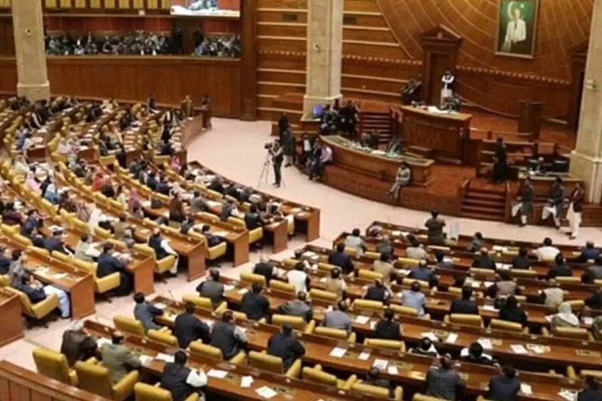 پنجاب اسمبلی میں طیارے کی خریداری پر ہنگامہ، حکومت اور اپوزیشن آمنے سامنے