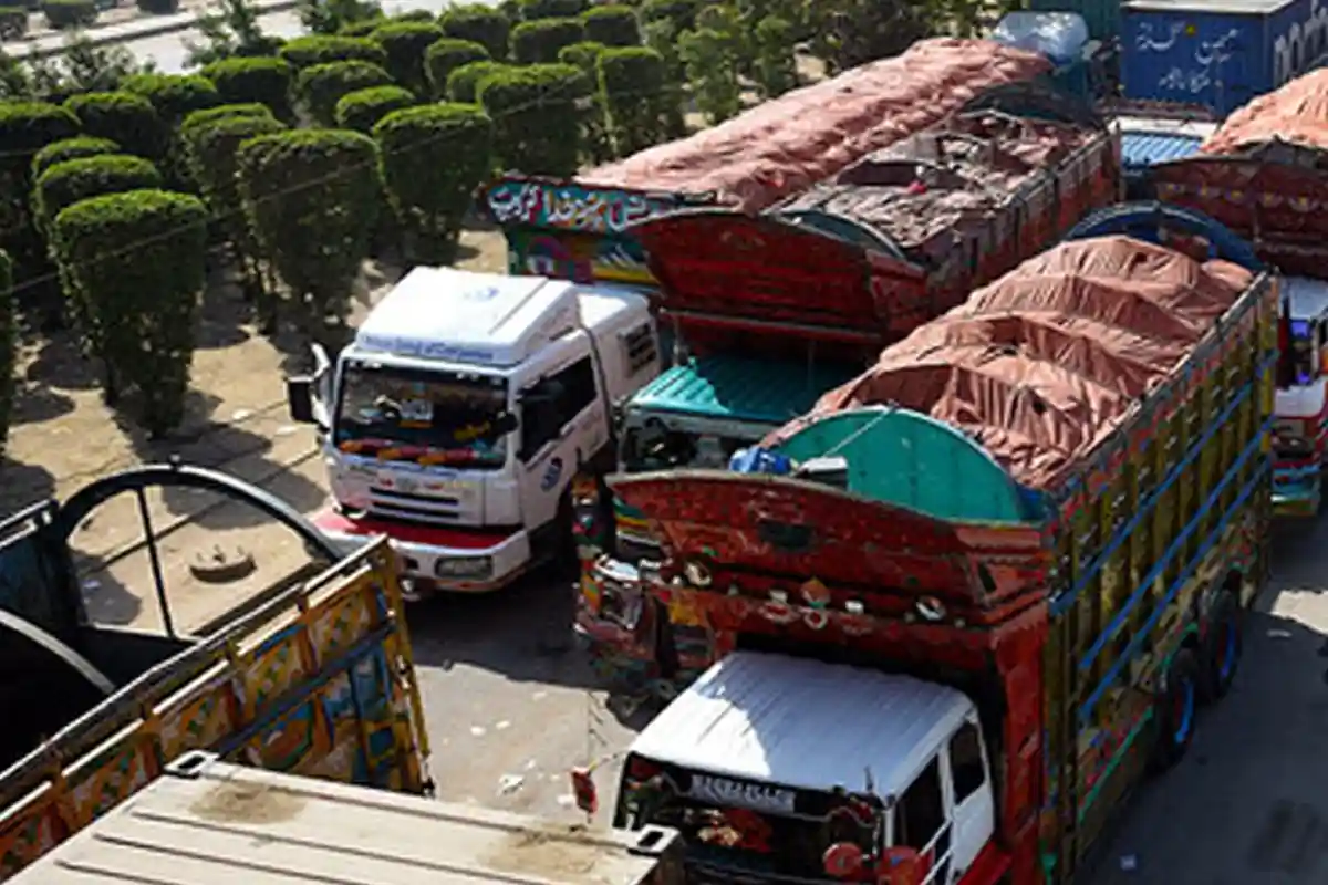 پیٹرولیم مصنوعات کی نئی قیمتوں کے اثرات، کرایوں میں بڑے اضافے کا اعلان