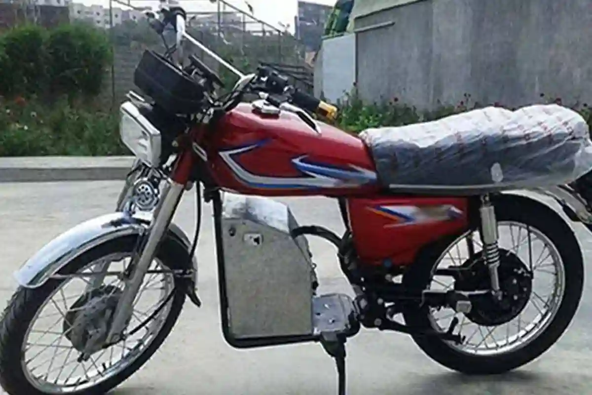 پیٹرول کی بڑھتی قیمتیں؛ پرانی موٹرسائیکل کو الیکٹرک بائیک میں تبدیل کرنے پر کتنا خرچہ آتا ہے؟ بڑی خبر آگئی