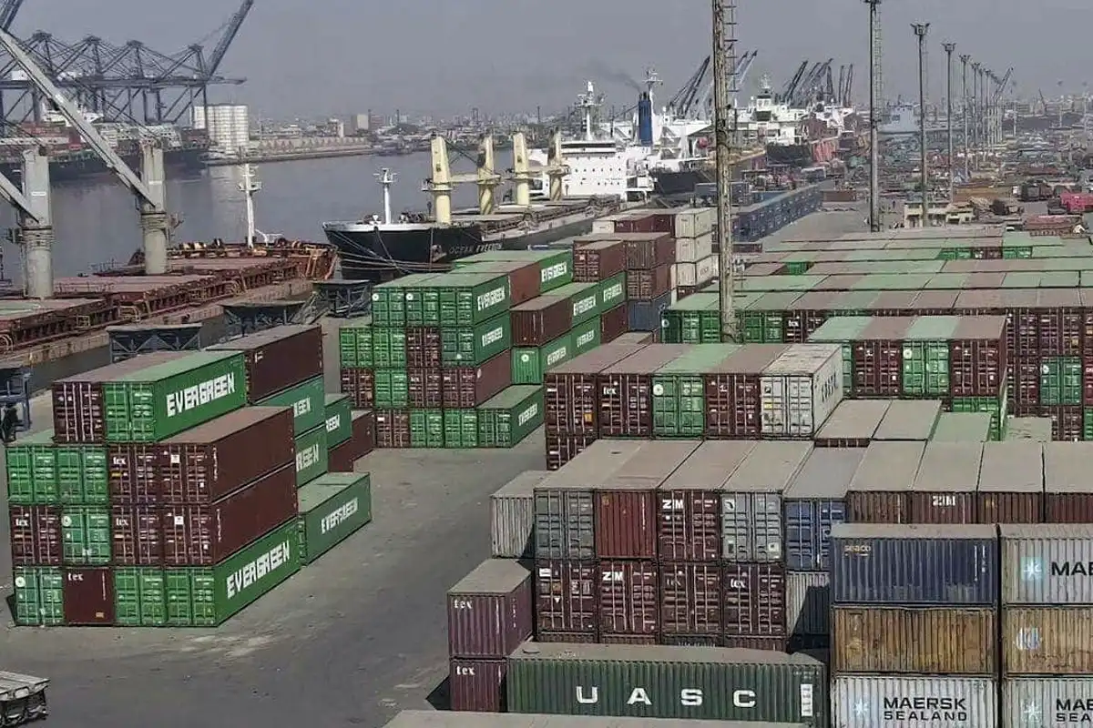 کراچی بندرگاہ پر رش کم کرنے کیلئے نیلامی کے قابل کنٹینرز پر ڈیمرج معاف کرنے کا اعلان