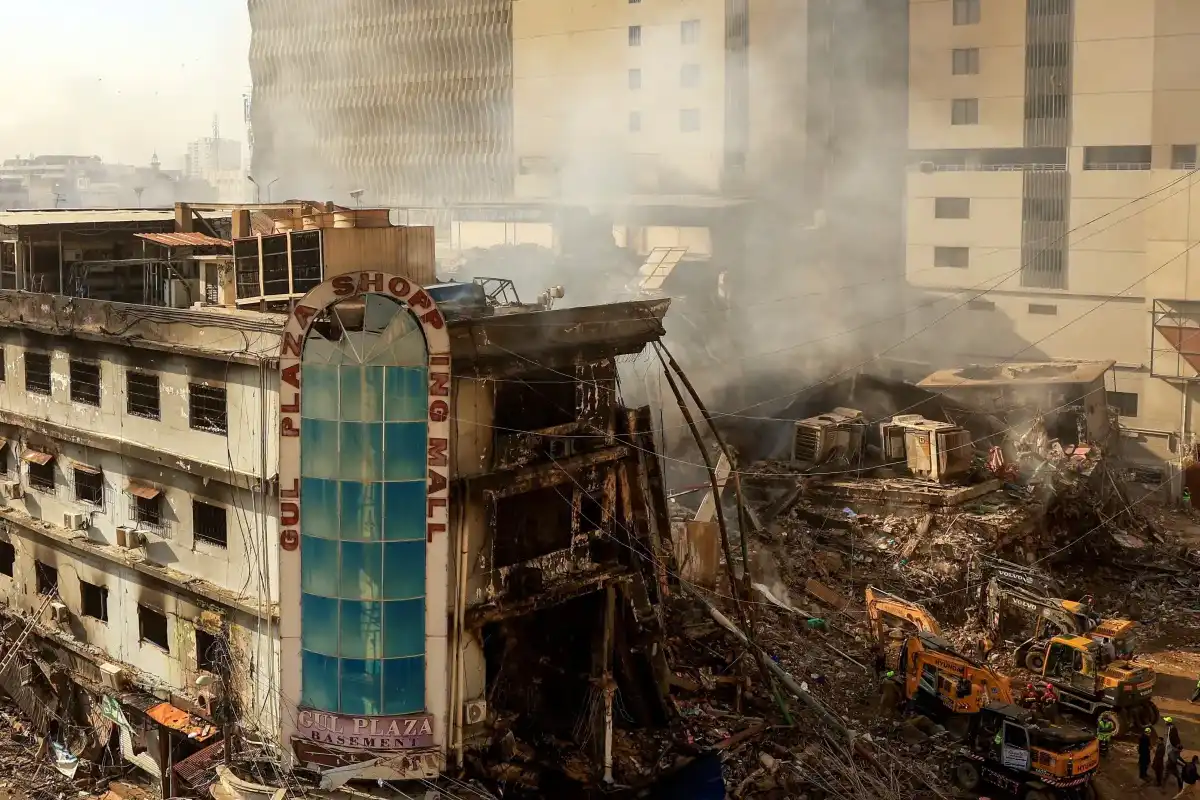 گل پلازہ آتشزدگی : آگ بجھانے کے عمل میں ٹریفک اور فاصلہ بڑی رکاوٹ قرار