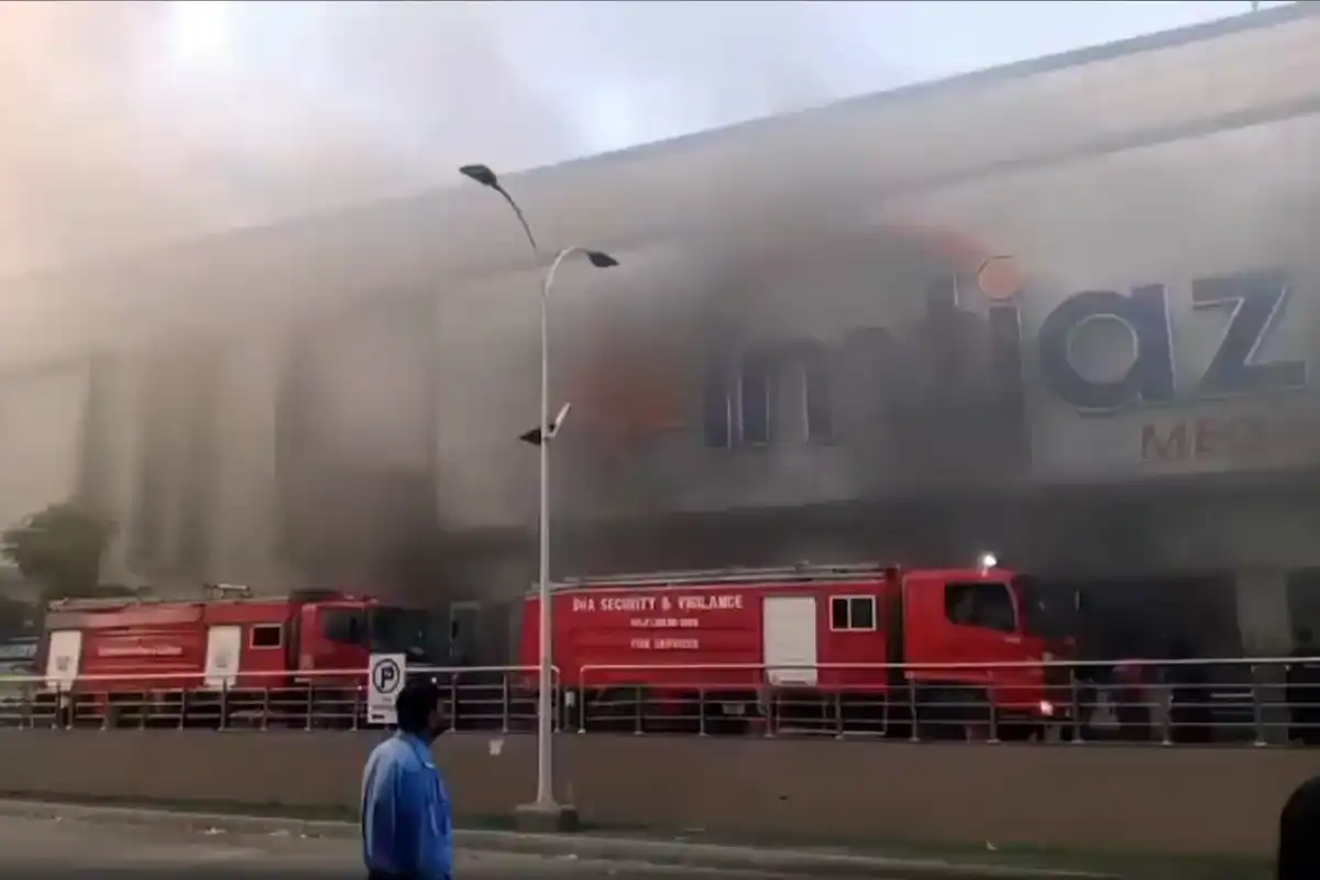 کراچی : کلفٹن کے سپر اسٹور میں خوفناک آتشزدگی، کروڑوں کا سامان خاکستر