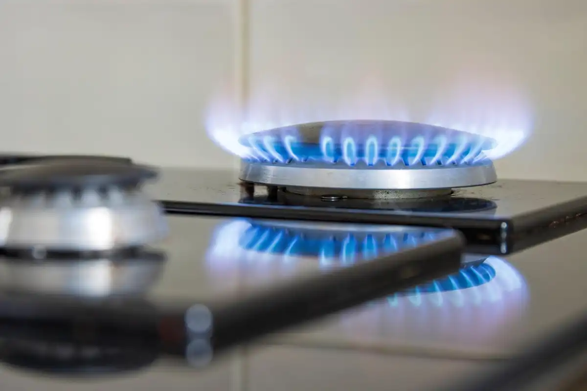 کراچی : رہائشی مکان میں گیس لیکج سے دھماکہ، 3 افراد جھلس گئے