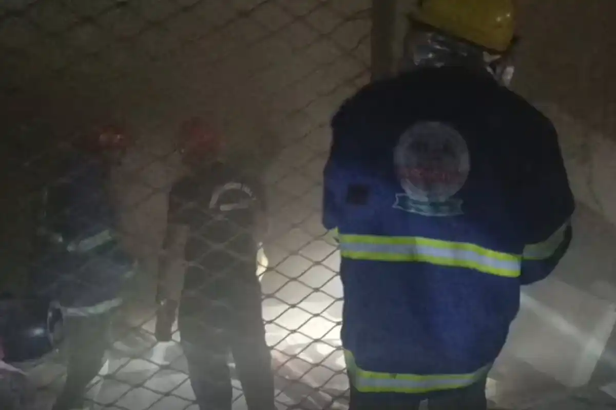 کراچی : طارق روڈ میں لگی آگ پر قابو پا لیا گیا، دو فائر فائٹرز بے ہوش، 10 لاکھ انعام کا اعلان